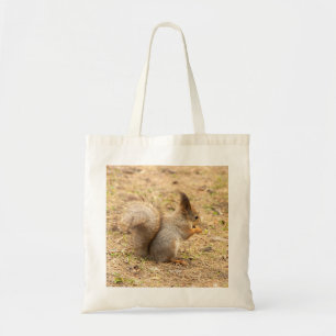 De eekhoorn eet een moerfoto tote bag