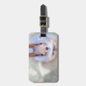 De eekhoorn kijkt naar je vanaf de bodem bagagelabel (Voorkant verticaal)