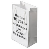 De eerste 40 jaar kindertijd zijn de moeilijkste klein cadeauzakje (Achterkant Gekanteld)