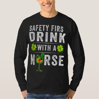 De eerste Drink van de veiligheid met een verpleeg T-shirt