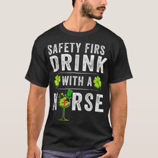 De eerste Drink van de veiligheid met een verpleeg T-shirt