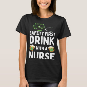 De eerste Drink van de veiligheid met een zuster B T-shirt