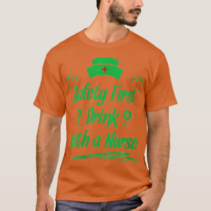 De eerste Drink van de veiligheid van vrouwen met T-shirt