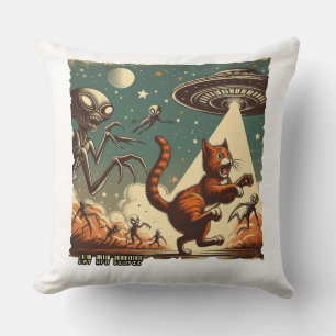 De eerste is Cat UFO Selfie: Invasion #02 Pillow. Kussen
