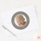 De eerste kerstfoto van de baby: Aangepaste naam e Ronde Sticker (Envelop)