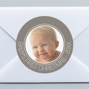 De eerste kerstfoto van de baby: Aangepaste naam e Ronde Sticker