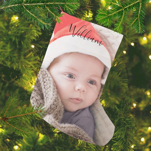 De eerste kerstfoto van de baby kleine kerstsok