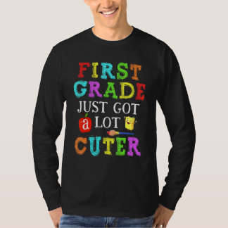 De eerste klas heeft net een grote R 1e dag school T-shirt