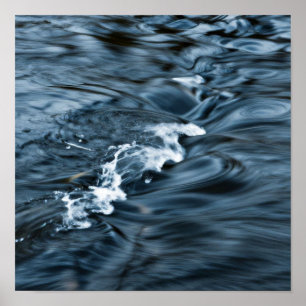 De eeuwige flux: een studie van diepe blauwe strom poster