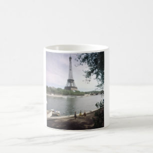 De Eiffeltoren. Parijs, rond 1960. Koffiemok