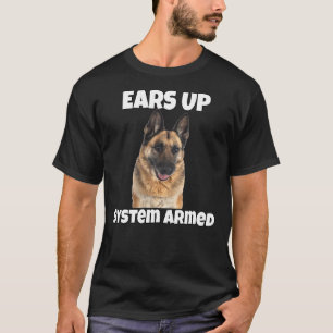 De eigenaar van Shepherd Dog beweegt zich op bij h T-shirt