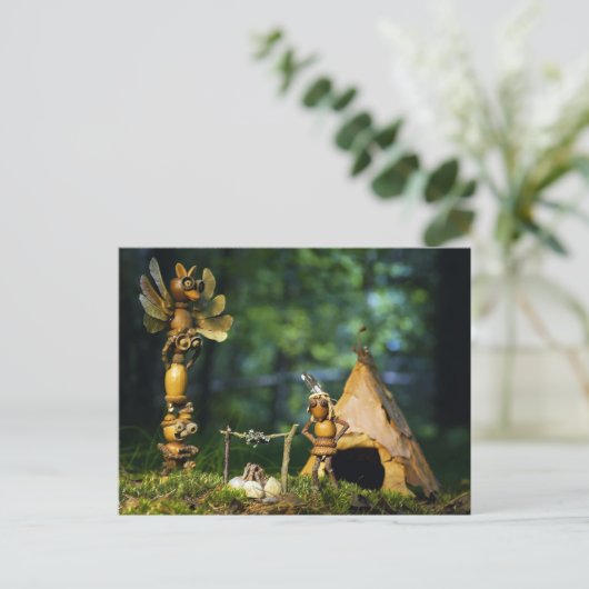 De eikelelfen spelen Indiaas. Zomercamping Briefkaart (Staand voorkant)