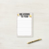 De erkenning van de werknemer na de toekenning van post-it® notes (Op bureau)