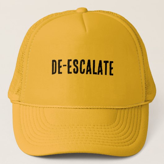 "DE-ESCALATE" | One-Word Phrase |  Trucker Pet (Voorkant)