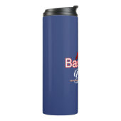 De familie van de honkbalpa spaart moderne zwarte  thermosbeker (Gedraaid links)