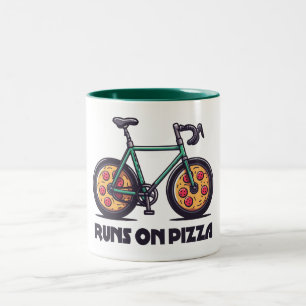 De fiets rijdt op pizza tweekleurige koffiemok