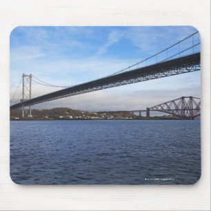 De foreground Forth Road Bridge is een ophanging b Muismat