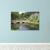 de forelstroom in het dorp Bibury, Canvas Afdruk (Insitu (Houten vloer))