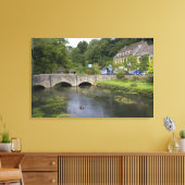 de forelstroom in het dorp Bibury, Canvas Afdruk (Insitu (Woonkamer))