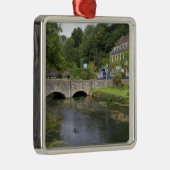 de forelstroom in het dorp Bibury, Metalen Ornament (Rechts)