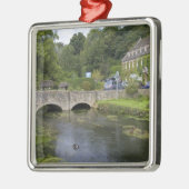 de forelstroom in het dorp Bibury, Metalen Ornament (Links)