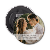 De foto bewaart de Datum Button Flesopener (Voorkant)