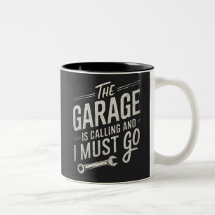 De garage belt en ik moet gaan. tweekleurige koffiemok