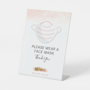 De gecodeerde veiligheid draag een maskerbedrijf reclamebord met voetstuk