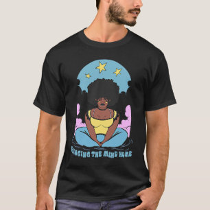 De geest thuisbrengen Zelfzorg Yoga Zwarte meisje T-shirt