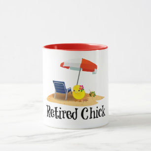 De gepensioneerde Chick op het strand Mok