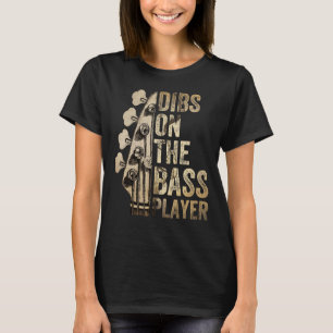 De gitaarmuzikant in de bas t-shirt