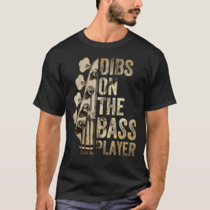 De gitaarmuzikant in de bas t-shirt