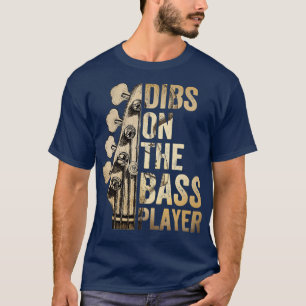 De gitaarmuzikant in de bas t-shirt