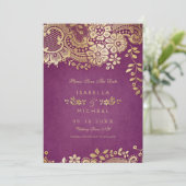 De gouden paarse elegante lace bruiloft met uitzon save the date (Staand voorkant)