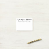 De grappige morgen wordt geannuleerd na zijn komst post-it® notes (Op bureau)
