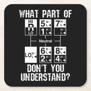 De grappige vrachtwagenchauffeur begrijpt geen cad vierkante kartonnen onderzetter