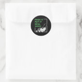 De grasmaaier duwt het echt goed in bedwang ronde sticker (Tas)