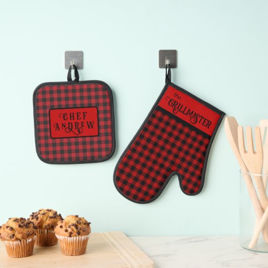 De Grillmaster Black en Red Lumberjack Plaid Ovenwant & Pannenlap Set (Insitu(Ophanging))