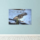 De Grote Grijze Owl en Omheining in sneeuw II Canvas Afdruk (Insitu (Houten vloer))