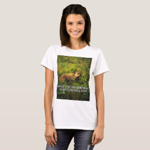 De Groundhog in Groundhog Day t-shirt houden
