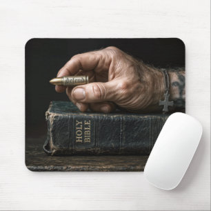 De hand van een man op een Bijbel met een kogel Muismat