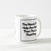 De handen die helpen zijn heiliger Inspirerend Koffiemok (Voorkant rechts)