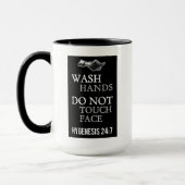 De handen van het wasgoed raken niet het Bijbelcit Mok (Links)