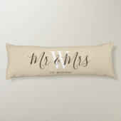 De heer en mevrouw Beige Script Passen getrouwd Mo Lichaamskussen (Achterkant)