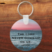 De Heer geeft ons nooit een Sleutelhanger (Voorkant)