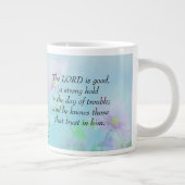 De Heer is goed - Nahum 1:7 Extra Grote Beker (Rechts)