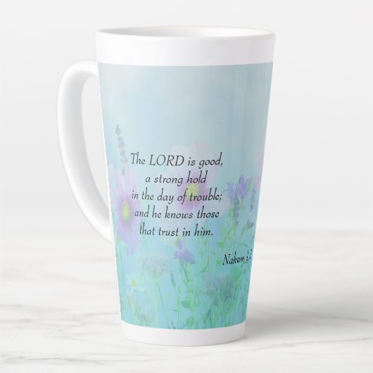 De Heer is goed - Nahum 1:7 Latte Mok (Linkerhoek)