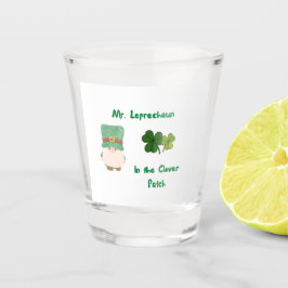 De heer Leprechaun in de klap op een Shot Glas