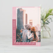 De heer & Mrs Magenta Pink White Script Foto Save The Date (Staand voorkant)