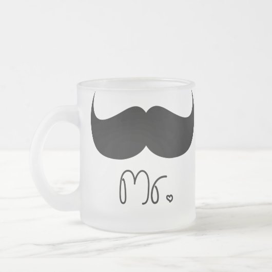de heer Mustache Mok (Links)